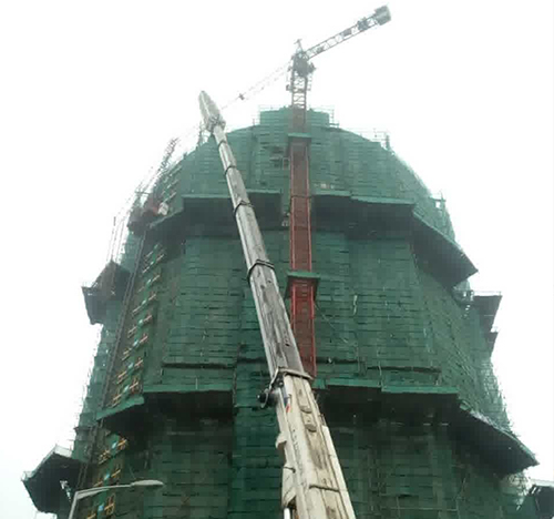 天镇吊车在工地上作业